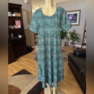 Boutique green, black & white midi dress w/pockets-size L